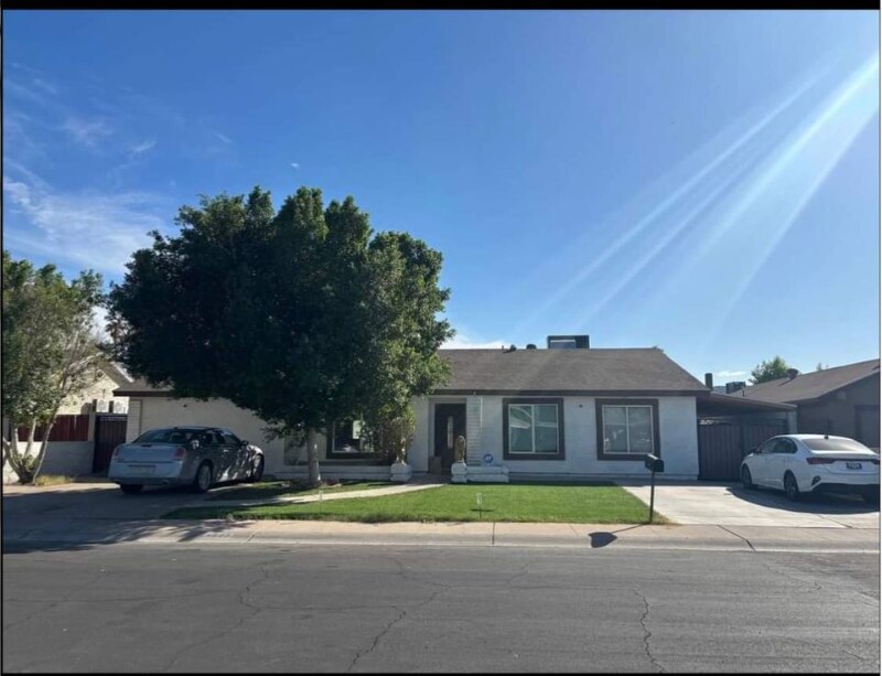 4025 E St Charles Ave in Phoenix, AZ - Building Photo