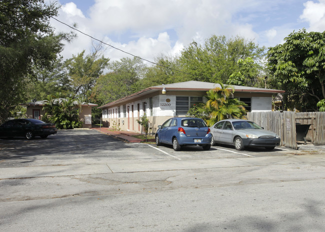 12200 NE 8th Ave in North Miami, FL - Foto de edificio - Building Photo