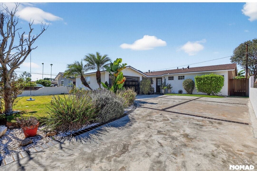 13651 Olympus Dr in Westminster, CA - Building Photo