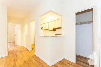 652 W Cornelia Ave, Unit #14 in Chicago, IL - Building Photo - Building Photo