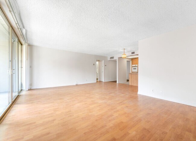 1300 Midvale Ave, Unit 409 in Los Angeles, CA - Foto de edificio - Building Photo