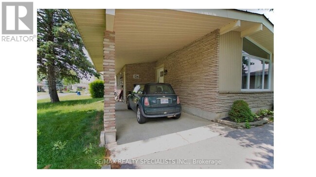 124 Roberts Crescent in Kitchener, ON - Building Photo - Building Photo