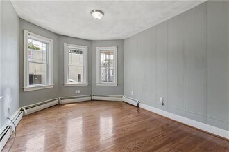 11 Roosevelt St in North Providence, RI - Foto de edificio - Building Photo