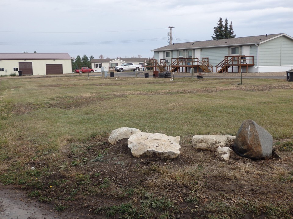 405 1st Ave & Vine St in Arnegard, ND - Building Photo