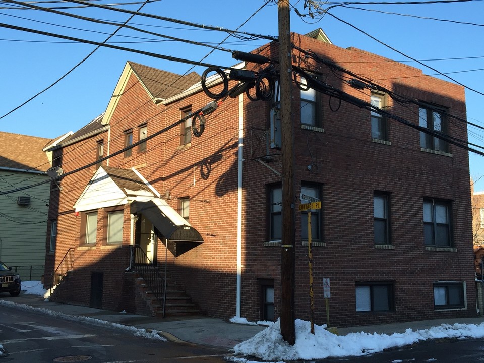 4500 Cottage Pl in Union City, NJ - Foto de edificio