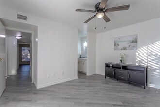 Mandalay Shoreside Apartments in Dallas, TX - Building Photo - Interior Photo