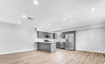 4537 W 18th St in Los Angeles, CA - Building Photo