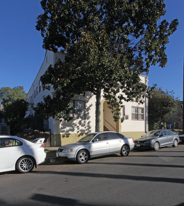 4437 Ambrose Ave in Los Angeles, CA - Foto de edificio