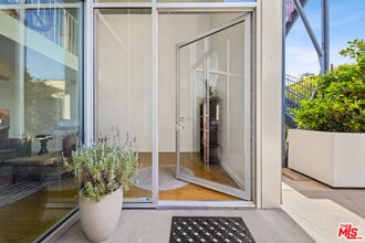 7907 Willoughby Ave in West Hollywood, CA - Foto de edificio - Building Photo