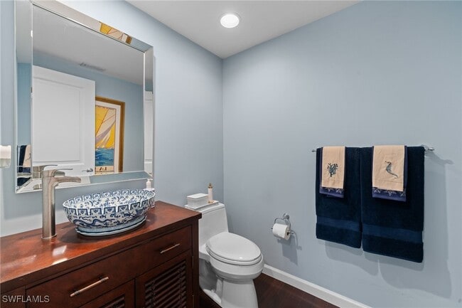 1050 Borghese Ln in Naples, FL - Foto de edificio - Building Photo