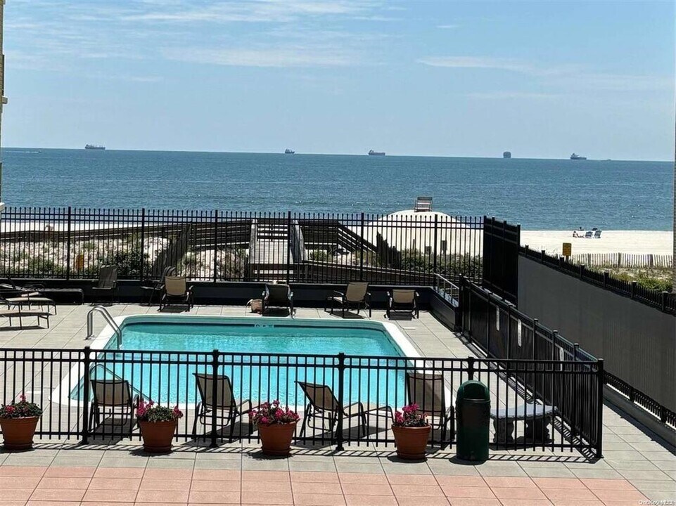 650 Shore Rd in Long Beach, NY - Building Photo