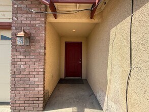 3326 E Sanders Ct in Visalia, CA - Building Photo - Building Photo