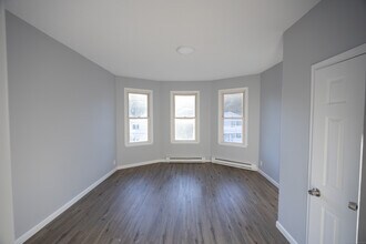 127 Lawlor St in New Britain, CT - Building Photo - Building Photo