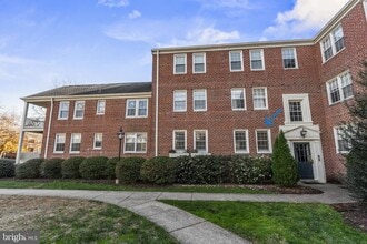 6715 W Wakefield Dr, Unit A1 in Alexandria, VA - Building Photo - Building Photo