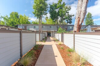 Layne Court Apartments in Palo Alto, CA - Building Photo - Building Photo