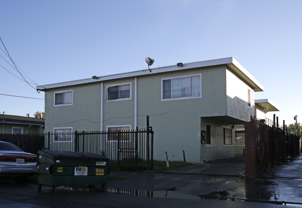 9706 Cherry St in Oakland, CA - Building Photo