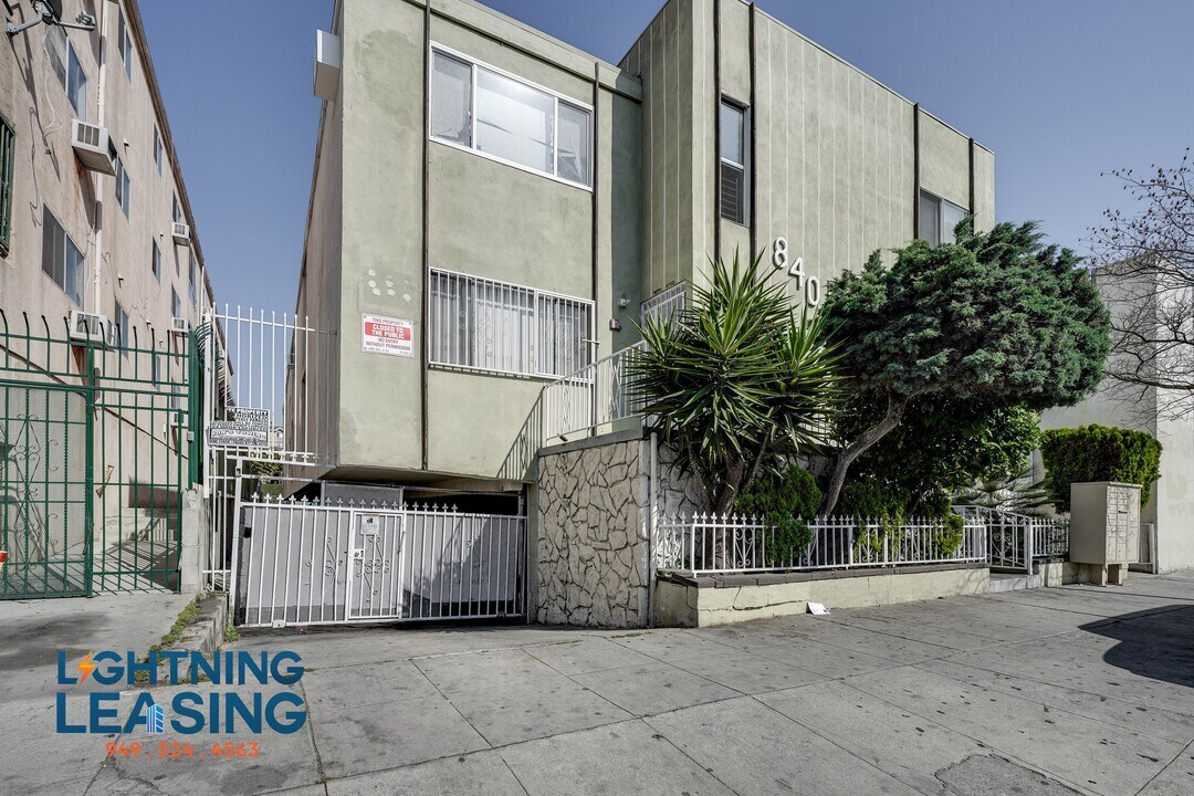 842 S Carondelet St in Los Angeles, CA - Building Photo