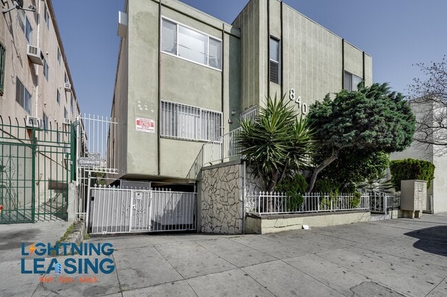 property at 842 S Carondelet St