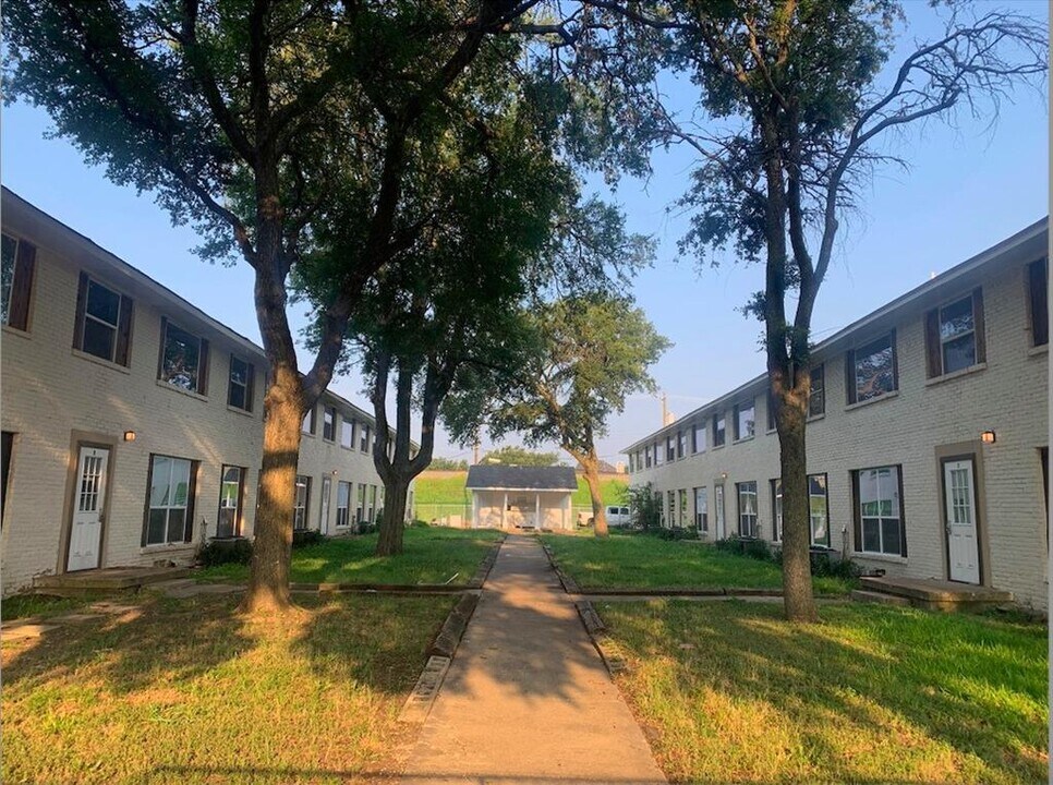 100 S Bowser Rd in Richardson, TX - Building Photo