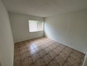 717 NE 10th Ave in Boynton Beach, FL - Foto de edificio - Building Photo