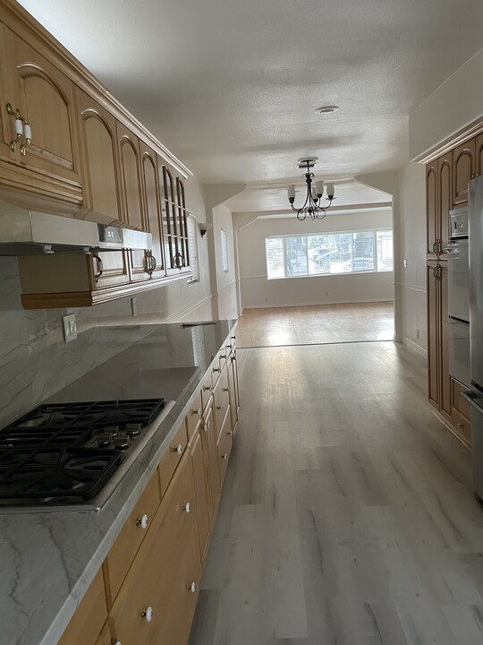5358 Baza Ave in Woodland Hills, CA - Foto de edificio