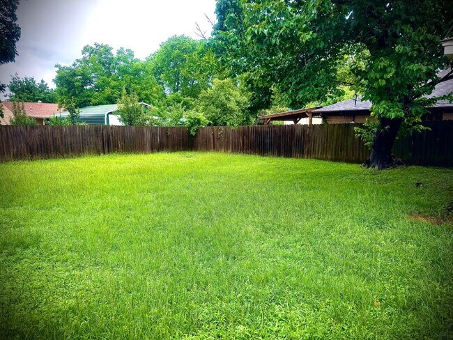 302 Tena St in Jacksonville, TX - Building Photo - Building Photo
