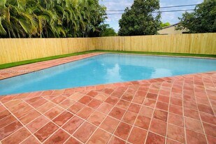 240 Greenwood Dr in Key Biscayne, FL - Building Photo