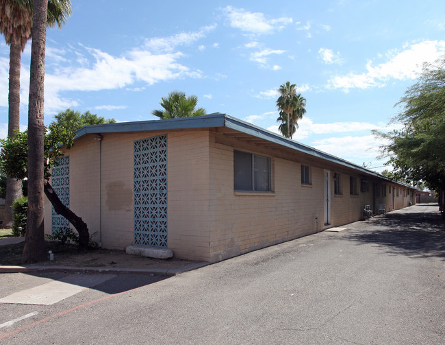 Riviera Apartments in Tucson, AZ - Foto de edificio - Building Photo