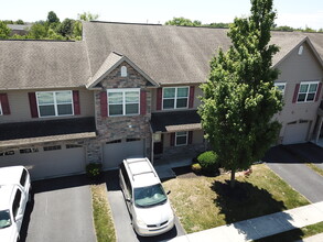 6120 Sawgrass Ct in Harrisburg, PA - Foto de edificio - Building Photo