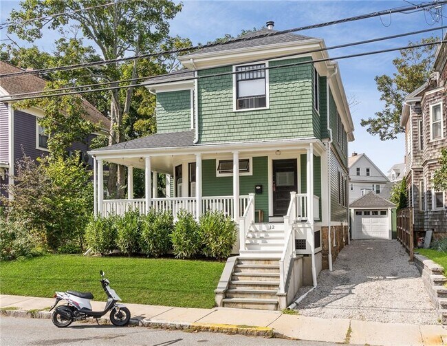 12 Bliss Rd in Newport, RI - Foto de edificio - Building Photo