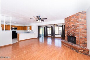 320 E Ellis Dr in Tempe, AZ - Building Photo