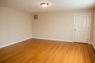 503 Wood St, Unit E in Bristol, RI - Foto de edificio - Building Photo