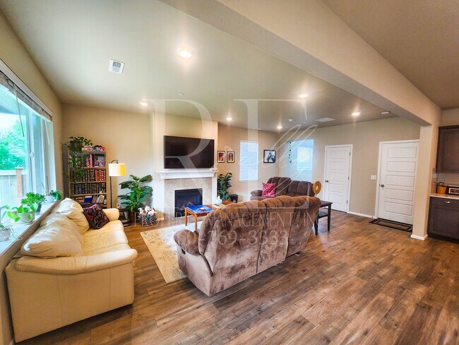 1502 Baker Hts Lp in Bremerton, WA - Building Photo - Building Photo