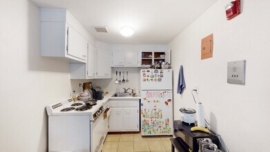 1075 Beacon St, Unit 1 in Brookline, MA - Foto de edificio - Building Photo