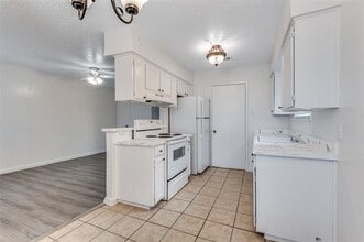 215 Roberts Cir in Arlington, TX - Building Photo - Building Photo