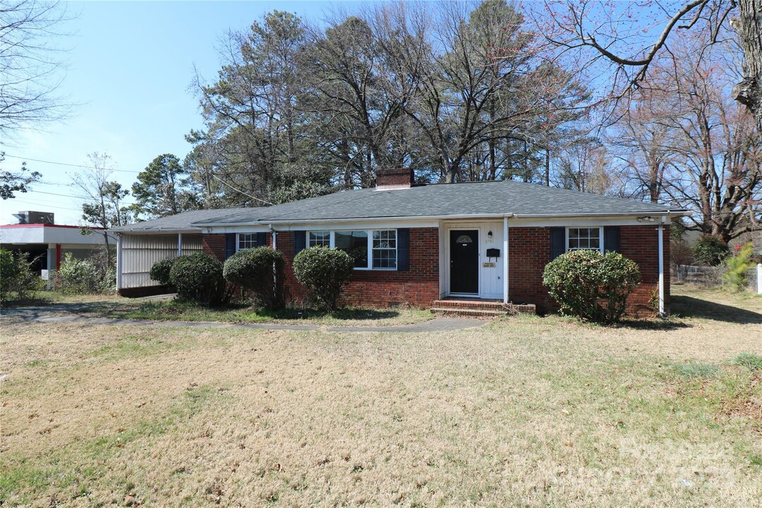 3741 N Sharon Amity Rd in Charlotte, NC - Building Photo