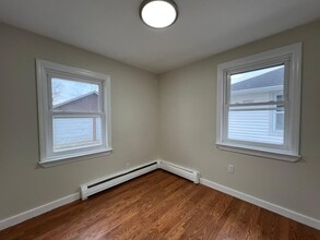 1052 Cornwell Ave in Baldwin, NY - Foto de edificio - Building Photo