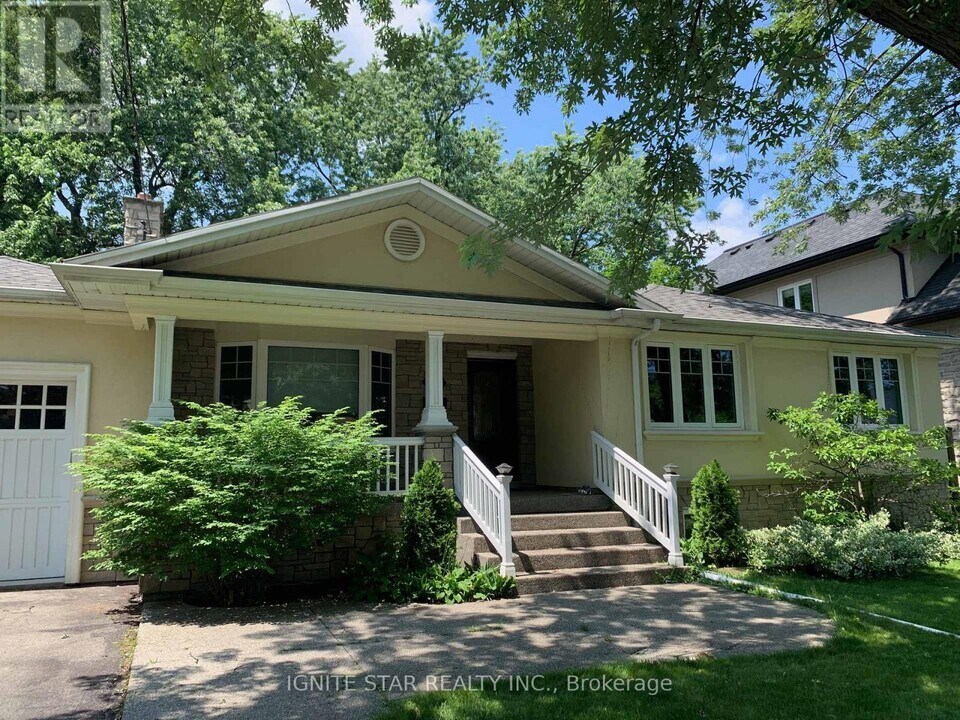 493 Pineland Ave in Oakville, ON - Building Photo