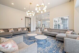 Redmond Hill in Redmond, WA - Foto de edificio - Building Photo