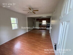 933 4th St in Verona, PA - Building Photo - Building Photo