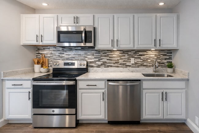 Riverview Tower Apartments in Fall River, MA - Foto de edificio - Building Photo