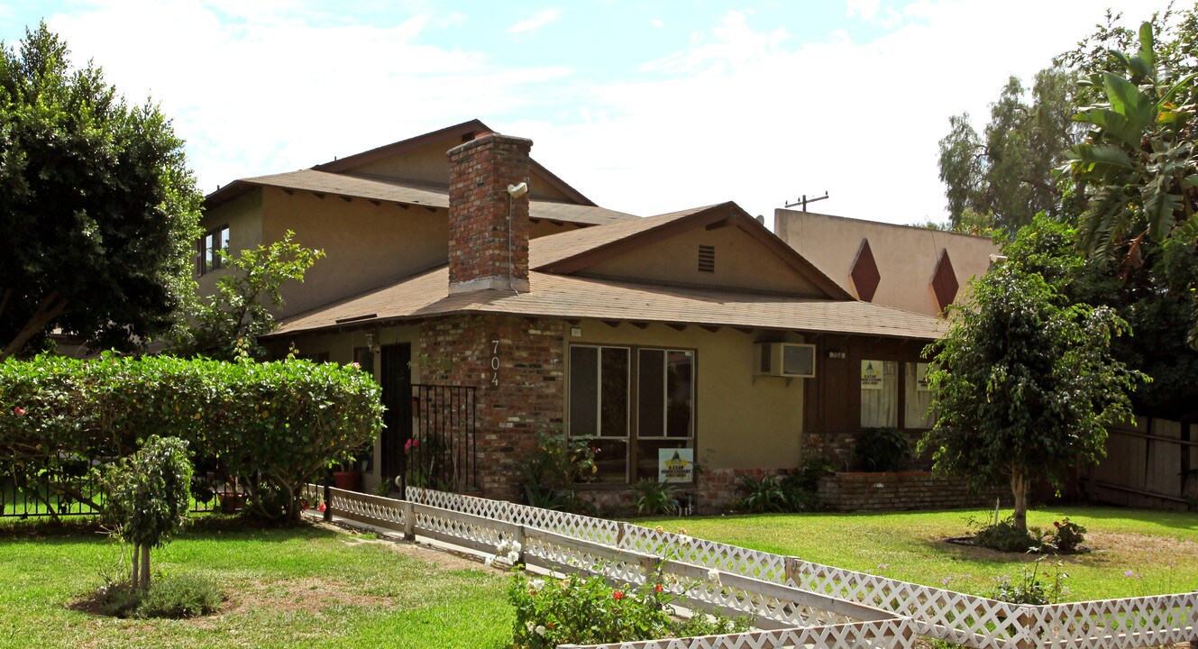 704 W Provential Dr in Anaheim, CA - Building Photo