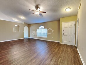 6679 Gentle Oaks Dr W in Jacksonville, FL - Building Photo - Building Photo