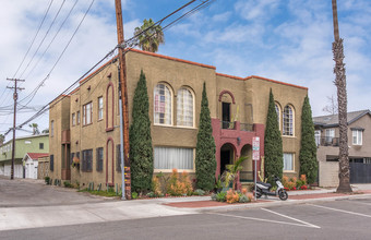 25 Falcon Ave in Long Beach, CA - Building Photo - Primary Photo