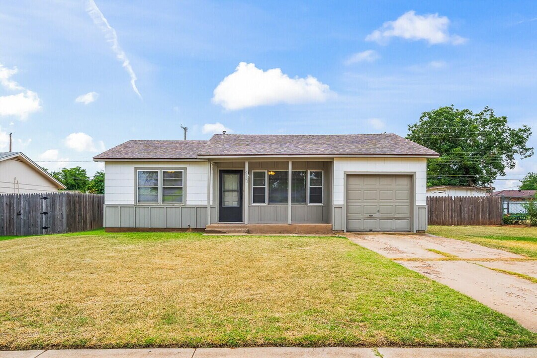 4823 9th St in Lubbock, TX - Building Photo