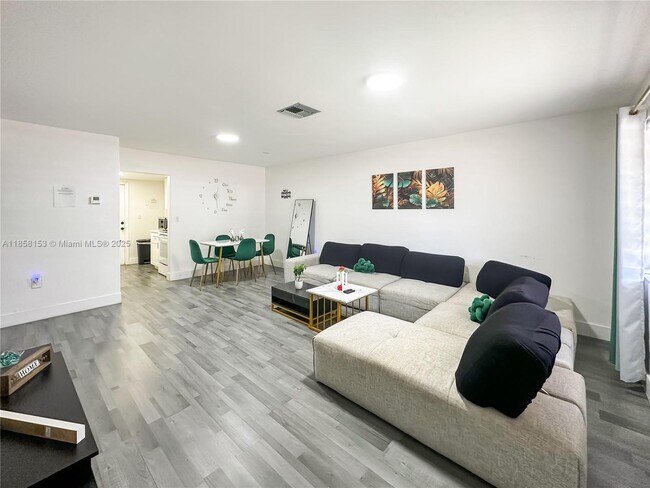 1050 NW 103rd St in Miami, FL - Building Photo - Building Photo
