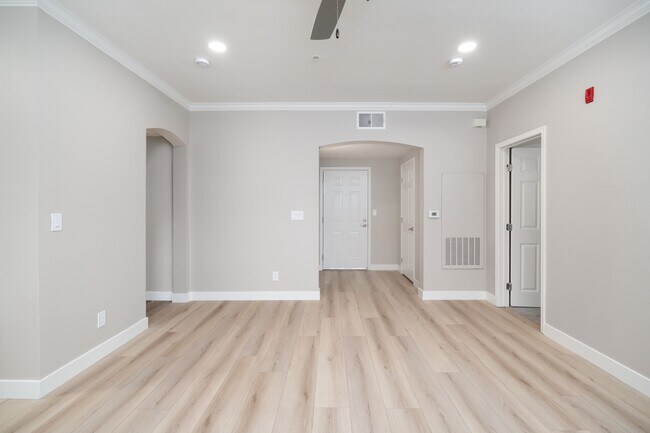 Lake Point in Elk Grove, CA - Building Photo - Building Photo