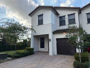 286 SW 159th Dr in Pembroke Pines, FL - Building Photo - Building Photo