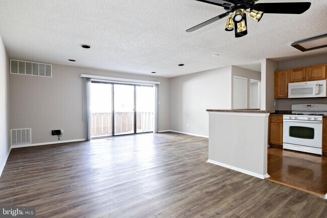 211 Woodhollow Dr in Evesham, NJ - Building Photo - Building Photo