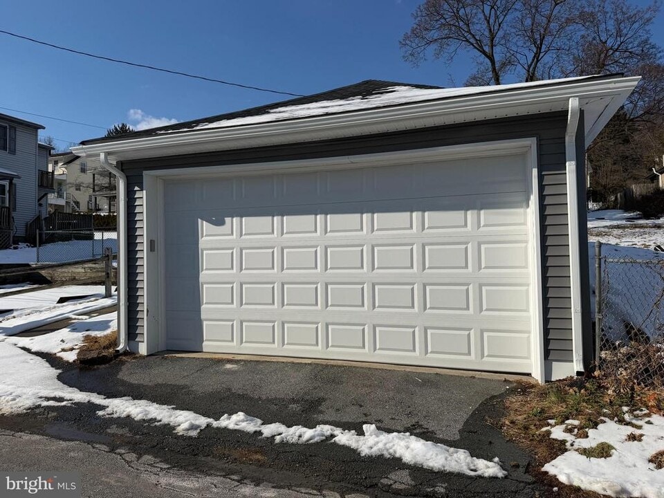 25 W 33rd St in Reading, PA - Building Photo